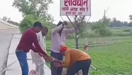 लालगंज: मोलनापुर के ग्रामीणों ने सड़क दुर्घटनाओं से परेशान होकर लगाया 'आगे अंधा मोड़ है' का चेतावनी बोर्ड