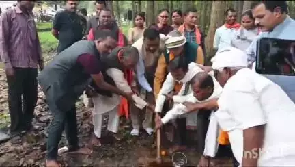 कोंडागांव: केशकाल विधायक नीलकंठ टेकाम ने विश्रामपुरी में विभिन्न स्थानों पर चबूतरा निर्माण कार्य हेतु किया भूमिपूजन