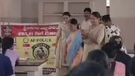 శ్రీకాకుళం: టెక్కలి కాలిక వస్తే గృహంలో శక్తి యాప్తో మహిళలకు రక్షణ కార్యక్రమం చేపట్టిన టెక్కలి పోలీసులు