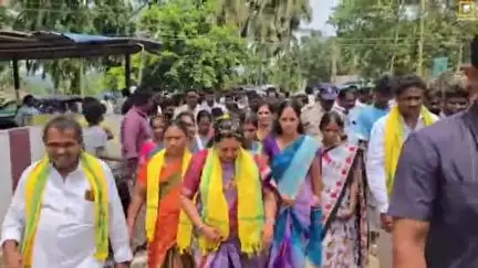 రమణయ్యపేటలో సమస్యలు ఏమైనా ఉన్నాయా అమ్మ అంటూ ప్రతి ఇంటికి వెళ్లిన ఎమ్మెల్యే సత్యప్రభ
