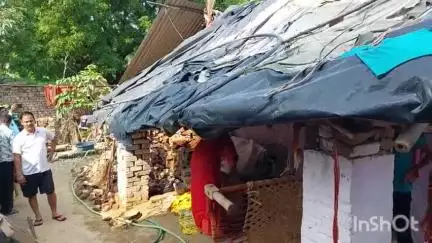भोगांव: महोली खेड़ा में महिला को नहीं मिला सरकारी आवास, गांव के लोगों ने चंदा कर बनवाया महिला का घर