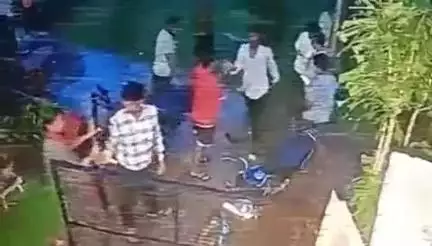 आरंग: राखी थाना क्षेत्र में शराब पीकर तीन युवकों और निवासियों के बीच हुई झड़प, सीसीटीवी फुटेज आया सामने