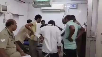 महोबा: सिजहरी गांव के युवक ने खाया ज़हरीला पदार्थ, गंभीर हालत में जिला अस्पताल से किया गया रेफर