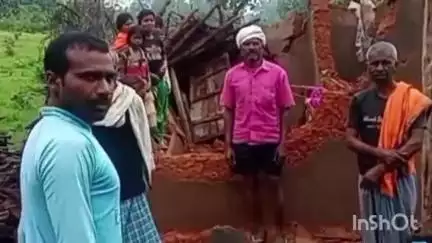भंडरिया: भंडरिया के सिंजो गांव में हाथी का कहर, पांच घर तबाह, अनारकली देवी बेघर