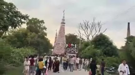 महोली: इमलिया सुल्तानपुर इलाके में मोहर्रम के मौके पर प्रशासन के आदेशों का नहीं दिखा असर, सड़क पर निकली बड़ी-बड़ी ताजिया