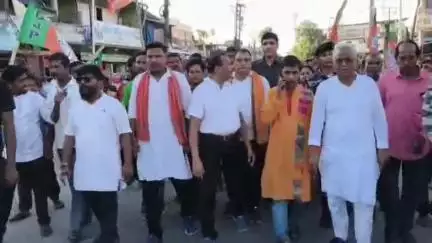 কোচবিহার ২: কোচবিহার পুন্ডিবাড়িতে বিজেপি ও তৃণমূলের মিছিল ঘিরে উত্তেজনা, পরিস্থিতি নিয়ন্ত্রণে পুন্ডিবাড়ী থানার পুলিশ