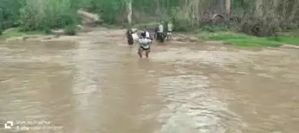 सोनहत: कोरिया जिले में तेज बारिश से सूरजपुर-कोरिया मुख्य मार्ग का संपर्क टूटा, जान जोखिम में डालकर ग्रामीण कर रहे आना-जाना