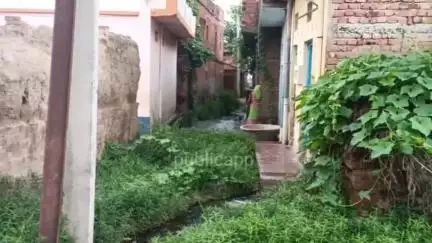 बिंद: रसलपुर में नालियों की जगह गलियों में बह रहा है गंदा पानी, लोगों को हो रही है आवाजाही में परेशानी