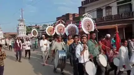 बबेरू: बबेरू कस्बे में मोहर्रम की दसवीं तारीख पर मातमी धुन पर ताजिया के साथ ढाल नाल सवारिया निकालकर किया मातम