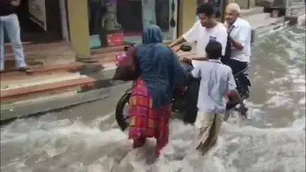 चूरू: चूरू में 32.4 एमएम बारिश के बाद सफेद घण्टाघर सहित निचले इलाके जलमग्न, लोगों को आवागमन में हुई परेशानी
