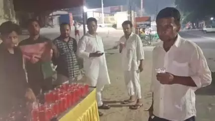 कन्नौज: कन्नौज शहर के काजी टोला मोहल्ले में मोहर्रम की 10 तारीख पर बांटा गया शरबत, हिन्दू-मुस्लिम सभी ने भाईचारे के साथ पिया