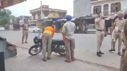 ਗੁਰਦਾਸਪੁਰ: ਗੁਰਦਾਸਪੁਰ ਪੁਲਿਸ ਨੇ ਪਿੰਡ ਜੋੜਾ ਛੱਤਰਾਂ ਵਿਖੇ ਸਪੈਸ਼ਲ ਨੱਕੇਬੰਦੀ ਕਰਕੇ ਸ਼ੱਕੀ ਵਾਹਨਾਂ ਦੀ ਕੀਤੀ ਚੈਕਿੰਗ 2 ਬੁੱਲੇਟ ਮੋਟਰਸਾਈਕਲ ਕਿਤੇ ਬਾਉਂਡ