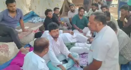 रोसड़ा: रुसेरा घाट रेलवे स्टेशन पर तीसरे दिन भी आमरण अनशन जारी, धरना पर बैठे लोगों का हुआ स्वास्थ्य जांच