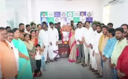 ఒంగోలు వైసిపి కార్యాలయంలో మాజీ ఉప ప్రధాని బాబు జగ్జీవన్ రావ్ జయంతి సందర్భంగా నివాళులు అర్పించిన వైసీపీ నాయకులు