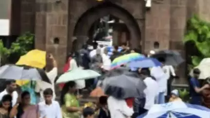 मावळ: देहूत तुकोबांच्या दर्शनासाठी भर पावसात भाविकांची अलोट गर्दी