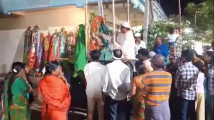 ఇల్లందకుంట: మండలంలోని సిరిసేడ్ గ్రామంలో మొహర్రం పండుగ సందర్భంగా అత్యంత వైభవంగా పీరిల మహోత్సవ కార్యక్రమం దర్శించుకున్న భక్తులు