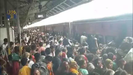 मथुरा: मुड़िया पूर्णिमा पर उमड़ने लगी भीड़, मथुरा जंक्शन पर ट्रेनों में चढ़ने के लिए मची आपाधापी और हुई मारपीट