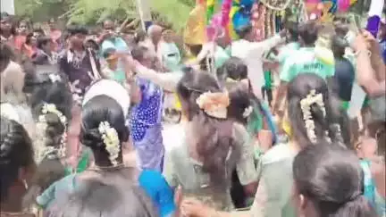 திருவாரூர்: வேம்படி மாரியம்மன் கோவில் திருவிழாவை முன்னிட்டு ஆட்டம் பாட்டத்துடன் ஆரவாரமாக சீர்வரிசை எடுத்து வந்த ஏராளமான பெண் பக்தர்கள்