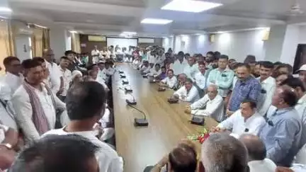 નવા સર્કિટ હાઉસ ખાતે રાજ્ય સરકારના પૂર્વ પંચાયત મંત્રીએ નિયુક્ત સરપંચોનોંધાઇ6 સન્માન કાર્યક્રમ યોજાયો
