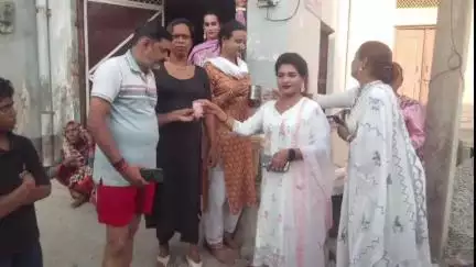जलेसर: जलेसर कस्बा में मोहर्रम पर सुपुर्दे खाक हुए ताजिए, किन्नर समाज ने ताजिए में मौजूद लोगों को पिलाया शरबत, की अनूठी पहल