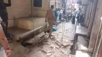 झांसी: झांसी के मानिक चौक स्थित पीको बाली गली में दो मंजिला मकान का हिस्सा भरभराकर गिरा, बड़ा हादसा टला