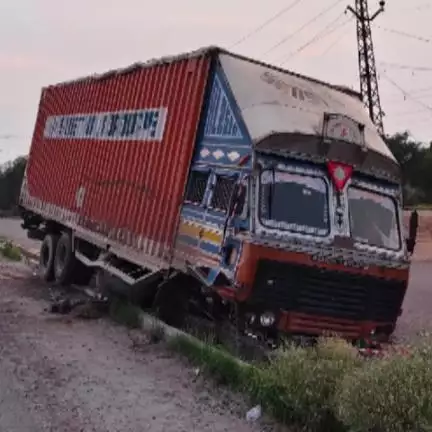 नीमराना: शाहजहांपुर के पास गुजरात से अलीगढ़ जा रहा कंटेनर नंबर 48 का स्टेरिंग फेल, नाले में फंसने से टला बड़ा हादसा