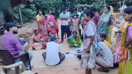 শালবনি: জব কার্ড রক্ষা কর, কাজের অধিকার আদায় করো, ফাল্গুনীতে জব কার্ডে কাজের দাবিতে ফর্ম পূরণ আদিবাসী পাড়ায়