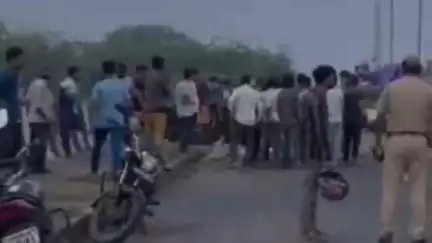 गोला: बड़हलगंज ब्लॉक के ग्राम सिधुआपार के पास एक मोटरसाइकिल ने स्कूटी को पीछे से मारी ठोकर, दो महिलाएं घायल हुईं