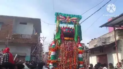 शाढ़ौरा: मातमी धुनों के साथ निकला ताजियों का चल समारोह, सुंदर कलात्मक ताजिये बनाए गए