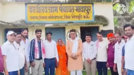 खनियाधाना: ग्राम मायापुर में जनसंघ के संस्थापक डॉ. श्यामा प्रसाद मुखर्जी की 125वीं जयंती पर चित्र पर माल्यार्पण