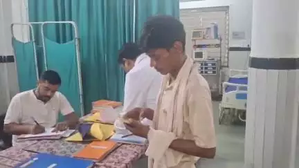 छतरपुर नगर: ग्राम पारवा में खेत पर काम करते समय युवक को सांप ने काटा, ज़िला अस्पताल में भर्ती