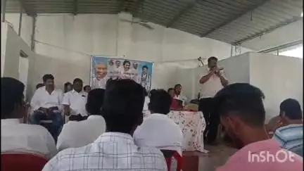 పూతలపట్టు: పి.కొత్తకోట పంచాయతీలో వైసీపీ నాయకుల సమావేశం, మాజీ సీఎం జగన్‌ పర్యటనను విజయవంతం చేయాలని మాజీ MLA సునీల్ కుమార్ పిలుపు