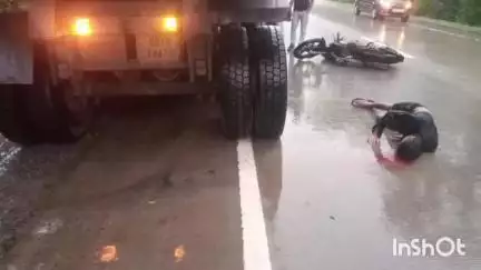 उदयपुर: NH 130 स्थित परसा मोड़ के पास सड़क किनारे खड़े ट्रेलर से बाइक सवार टकराया, बाइक सवार घायल होकर जिला अस्पताल रेफर