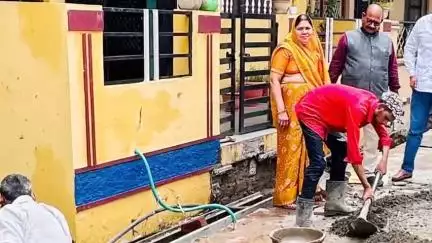 सैलाना: नगर के वार्ड क्रमांक-12 में 20 वर्षों बाद शुरू हुआ नाली निर्माण का कार्य