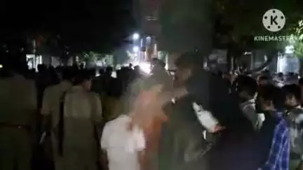 फिरोज़ाबाद: कोटलारोड स्थित फर्नीचर गोदाम में एक मजदूर की बिजली करंट लगने से हुई मौत, गुस्साए परिजनों ने गोदाम के बाहर किया हंगामा