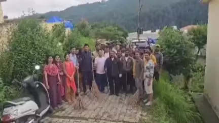 लोहाघाट पालिका अध्यक्ष गोविंद वर्मा के नेतृत्व में लोहाघाट अस्पताल परिसर में चला स्वच्छता अभियान