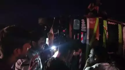दतिया नगर: ग्वालियर-दतिया हाइवे पर पलटा तेज रफ्तार ट्रक, चालक बाल-बाल बचा, टला बड़ा हादसा