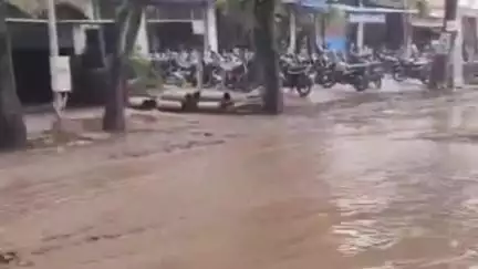 मुंगेली: मुंगेली से पंडरिया रोड पर बिजली ऑफिस के सामने सड़क में 1 फीट से ऊपर पानी भराव और गड्ढों से मार्ग बाधित हो गया है