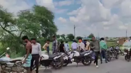 जालौन: छिरिया सलेमपुर गांव के पास तेज रफ्तार मोटरसाइकिल सवारों ने स्कूटी सवार दंपति को टक्कर मारी, दोनों बुरी तरह घायल