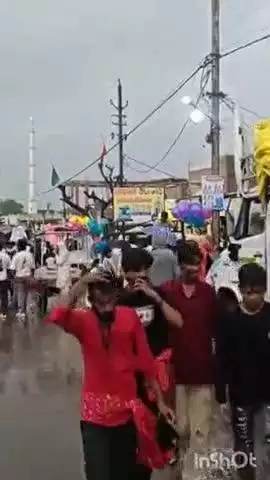 आष्टा: आष्टा में बारिश के बीच निकला ताजियों का जुलूस, अखाड़े के कलाकारों ने दिखाए करतब