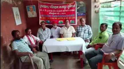 दुमका: 9 जुलाई की आम हड़ताल को सफल बनाने के लिए दुमका बस स्टैंड में यूनियन की बैठक हुई