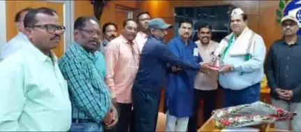 दंतेवाड़ा: एनएमडीसी के किरंदुल कॉम्प्लेक्स में कार्यरत संजीव शाही को अधिशासी निदेशक के पद पर पदोन्नति मिली, हुए सम्मानित