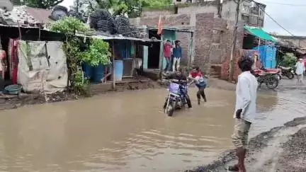बड़वानी: ग्राम टेमली में मूलभूत सुविधाओं से वंचित, ना सड़क है ना नाली दुर्दशा ग्रामीणों के लिए बनी चिंता का विषय#jansamasya