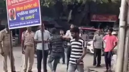फर्रुखाबाद: लालगेट पर ई-रिक्शा चालकों का आतंक, शराब के नशे में ट्रैफिक पुलिस के सिपाही से उलझा ई-रिक्शा चालक