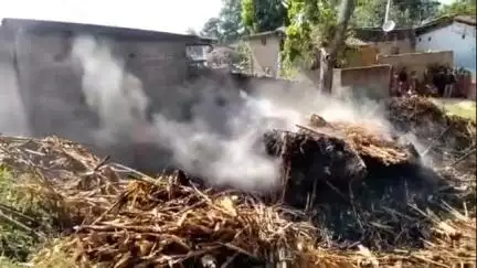 साहेबपुर कमाल: साहेबपुरकमाल वार्ड 3 में एक घर व ठठेरे में लगी भीषण आग