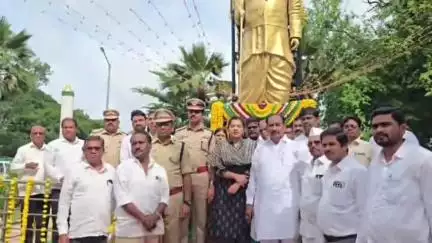 ಕಲಬುರಗಿ: ಭಾರತದ ಹೊಲಗಳಿಗೆ ಬೆಳಕು ತಂದ ನಾಯಕನಿಗೆ ನಗರದಲ್ಲಿ ಜಿಲ್ಲಾಡಳಿತದಿಂದ ಗೌರವ ನಮನ