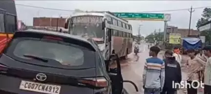 बेमेतरा: बेमेतरा के सिंघौरी वार्ड में सफारी ने स्कार्पियो को मारी टक्कर, हादसे में दो बालक हुए घायल