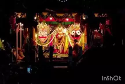ଫୁଲବାଣୀ ସହର: ଫୁଲବାଣୀ ଠାରେ  ମହାପ୍ରଭୁ ଙ୍କ ସୁନାବେଶ ଅନୁଷ୍ଠିତ।ହଜାର ହଜାର ଭକ୍ତ ଙ୍କୁ ଆଜି ତିନି ଠାକୁର ଦର୍ଶନ ଦେଲେ