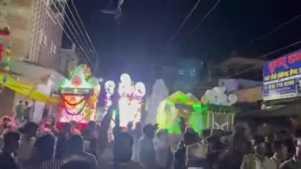 हमीरपुर: मौदहाउपरौस मैदान में ताजियों के अंतिम दर्शन के लिए उमड़ी भीड़