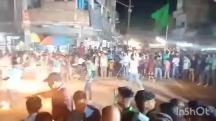 कटोरिया: कटोरिया बाजार में ताजिया जुलूस में अखाड़ा देखने उमड़ी भीड़, युवाओं ने दिखाए करतब